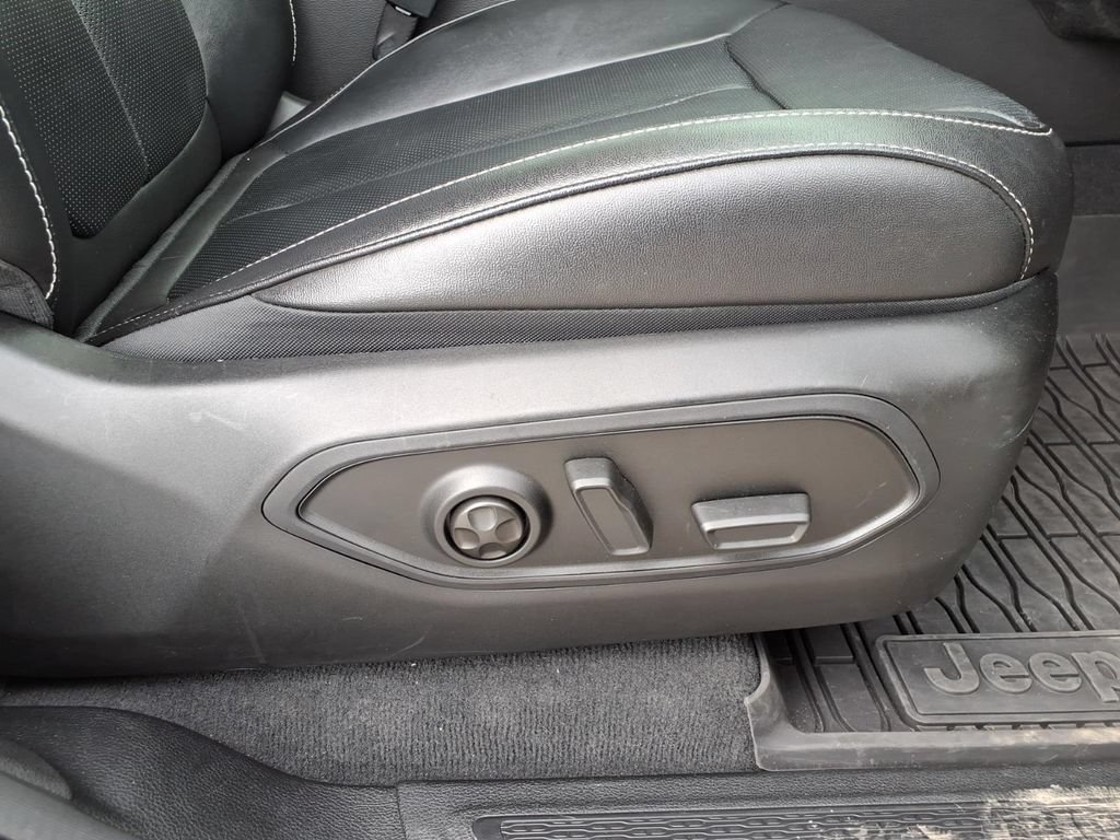 Used 2023 Jeep Grand Cherokee L Limited w/ Luxury Tech Group II RWD image 13
