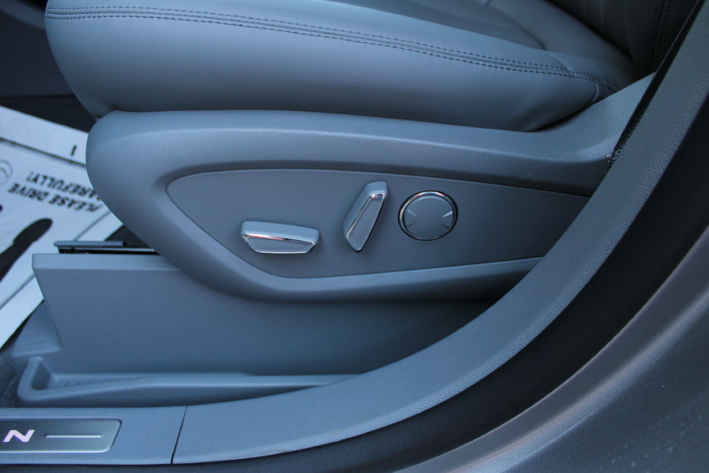 Used 2022 Lincoln Nautilus Reserve AWD/4WD image 3