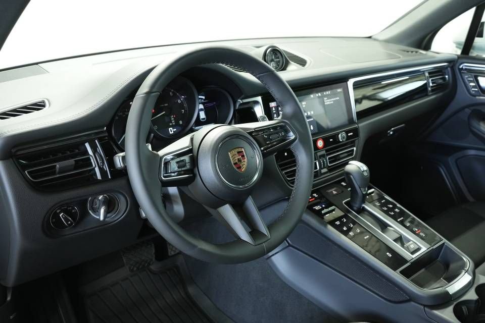 Certified 2026 Porsche Macan AWD/4WD image 4