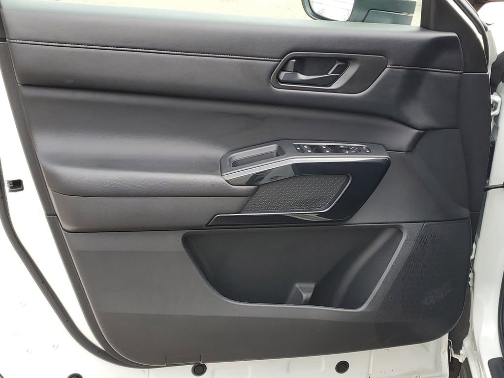 Used 2024 Nissan Pathfinder SV image 8