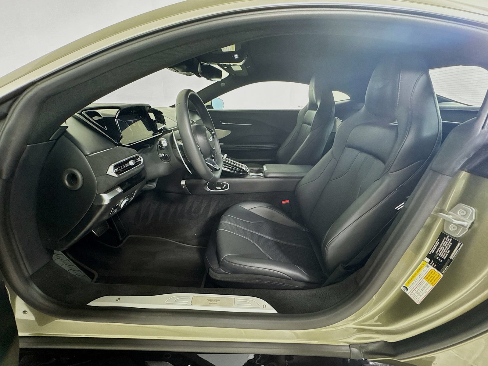 Used 2025 Aston Martin V8 Vantage Coupe RWD image 19