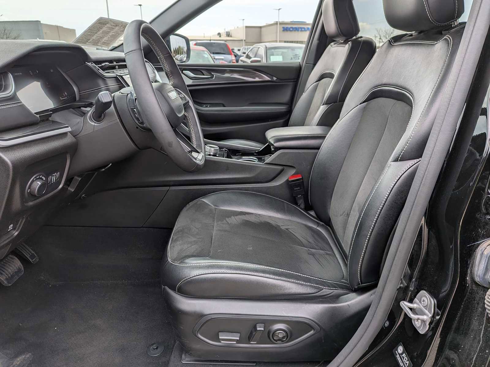 Used 2023 Jeep Grand Cherokee Altitude AWD/4WD image 14
