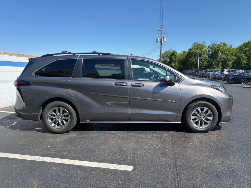 Used 2023 Toyota Sienna XLE FWD image 6