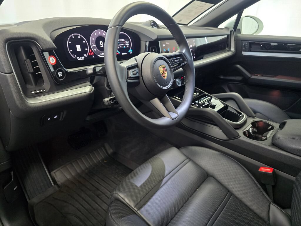 Certified 2025 Porsche Cayenne Coupe AWD/4WD image 4