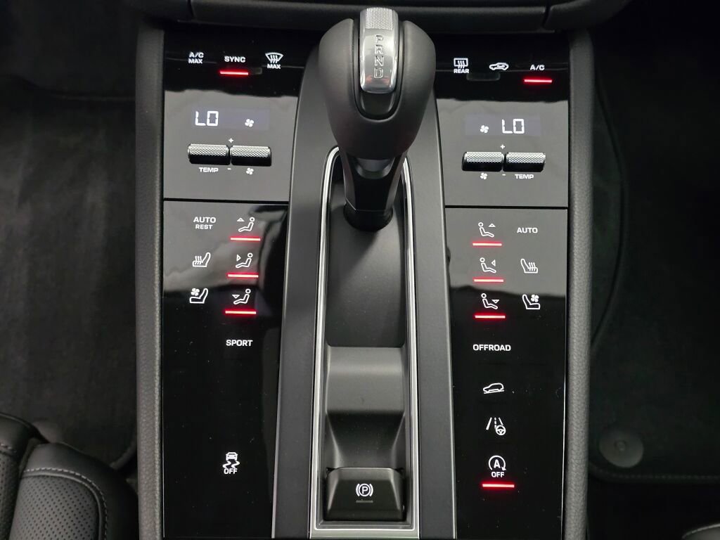 New 2025 Porsche Macan image 17