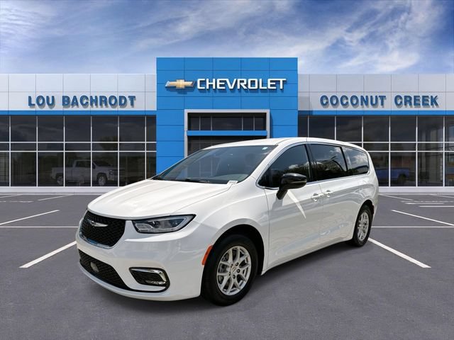 Used 2024 Chrysler Pacifica Touring FWD image 4