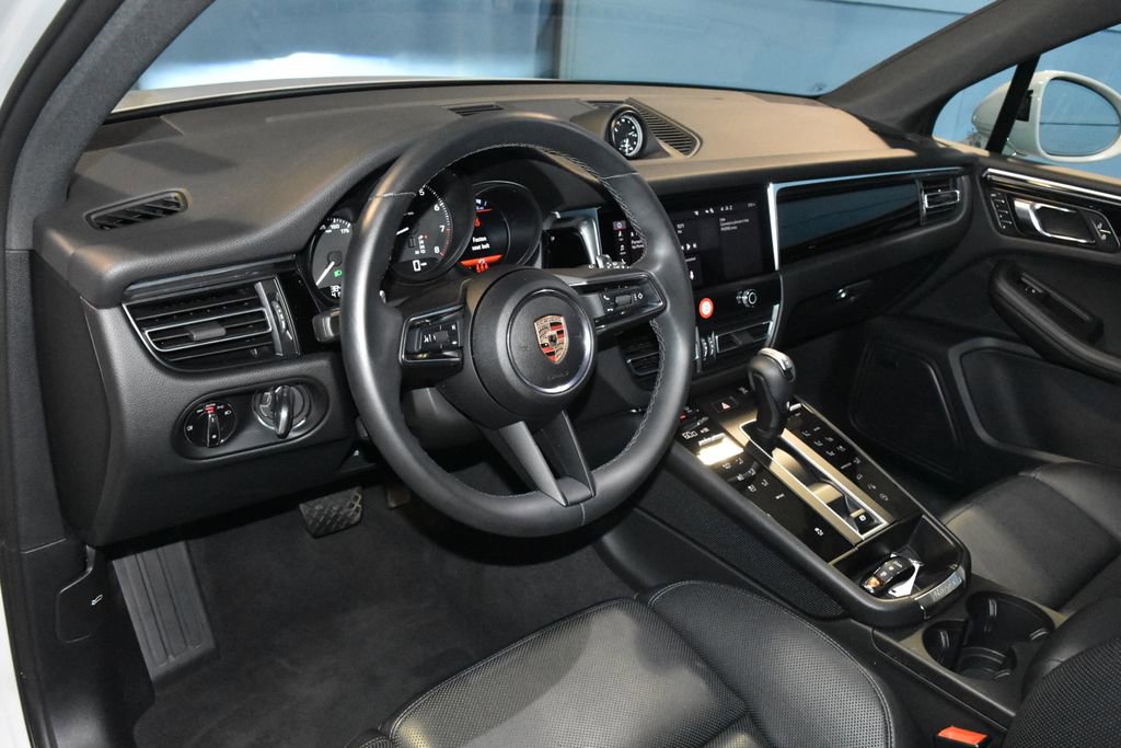 Certified 2025 Porsche Macan image 4