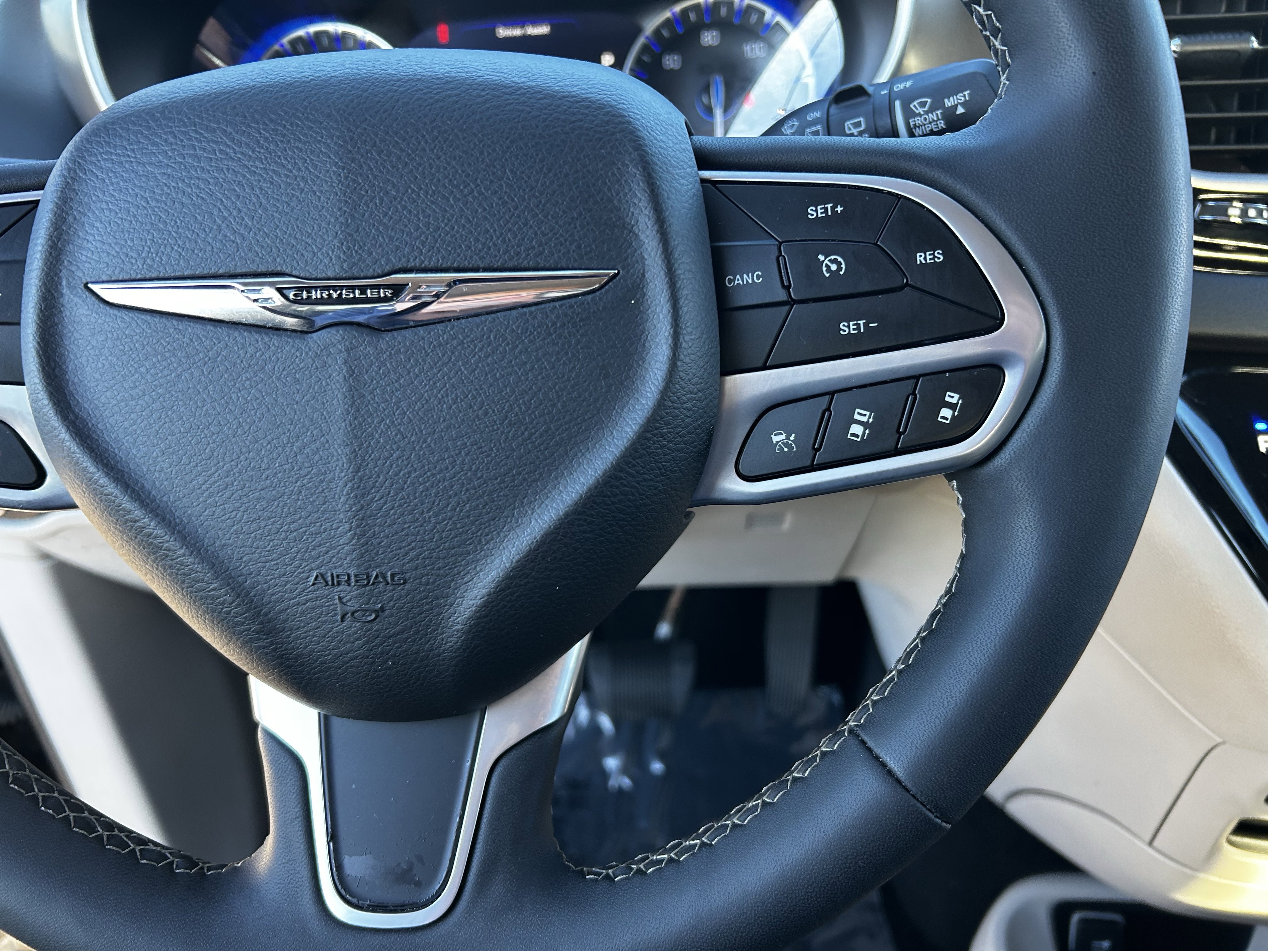 Certified 2024 Chrysler Pacifica Touring-L image 24