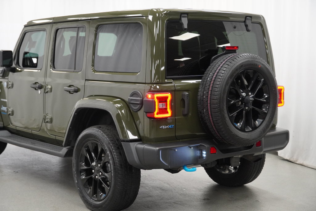 Used 2023 Jeep Wrangler Unlimited Sahara w/ Cold Weather Group AWD/4WD image 17