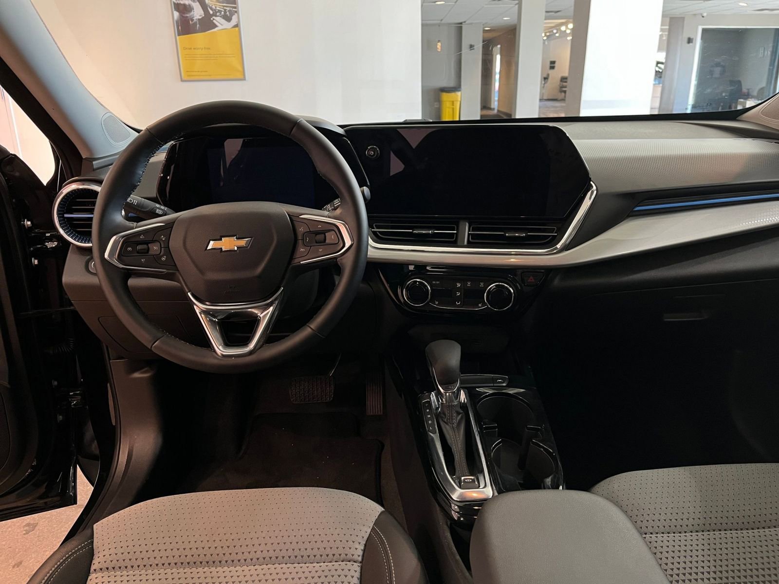 Used 2025 Chevrolet Trax LT w/ LT Convenience Package FWD image 33