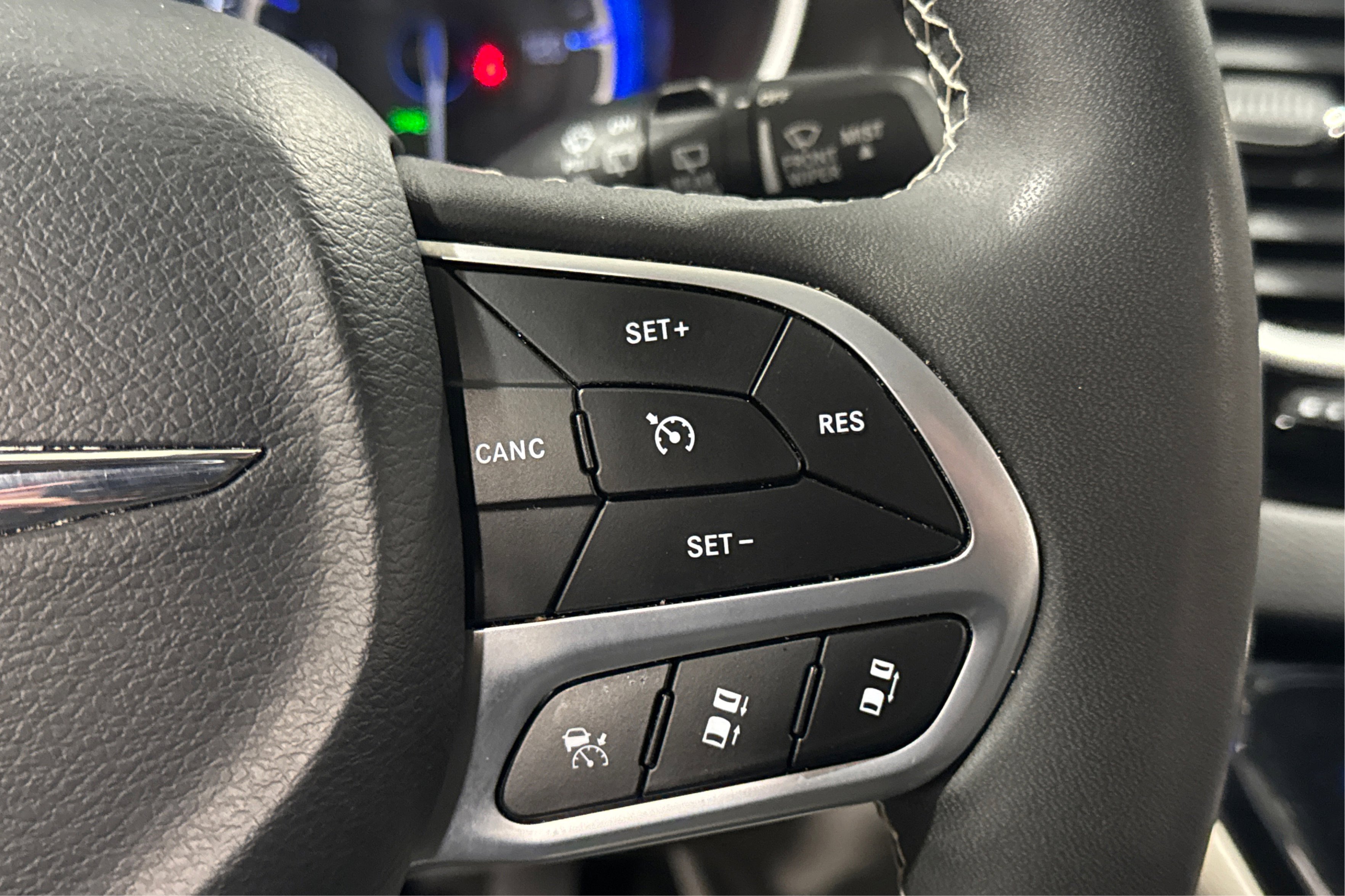 Used 2024 Chrysler Pacifica Touring-L FWD image 27