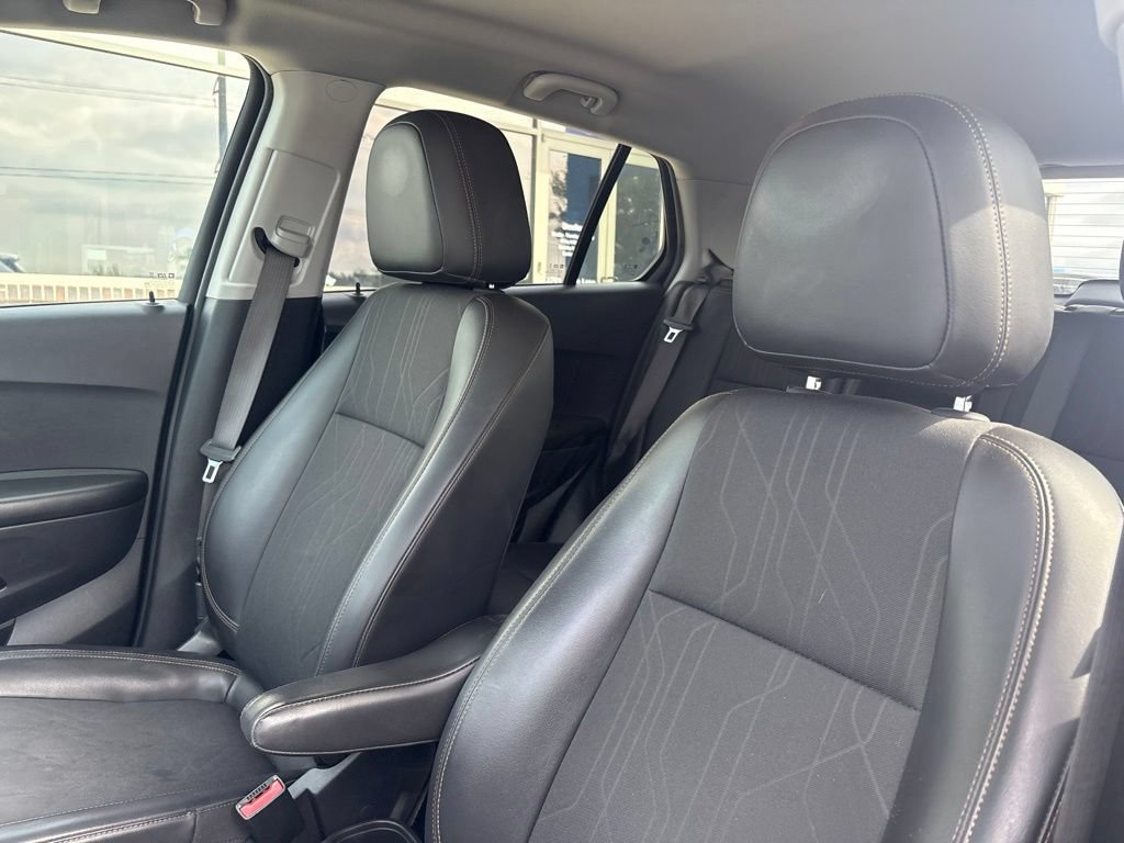 Used 2022 Chevrolet Trax LT w/ LT Convenience Package AWD/4WD image 11