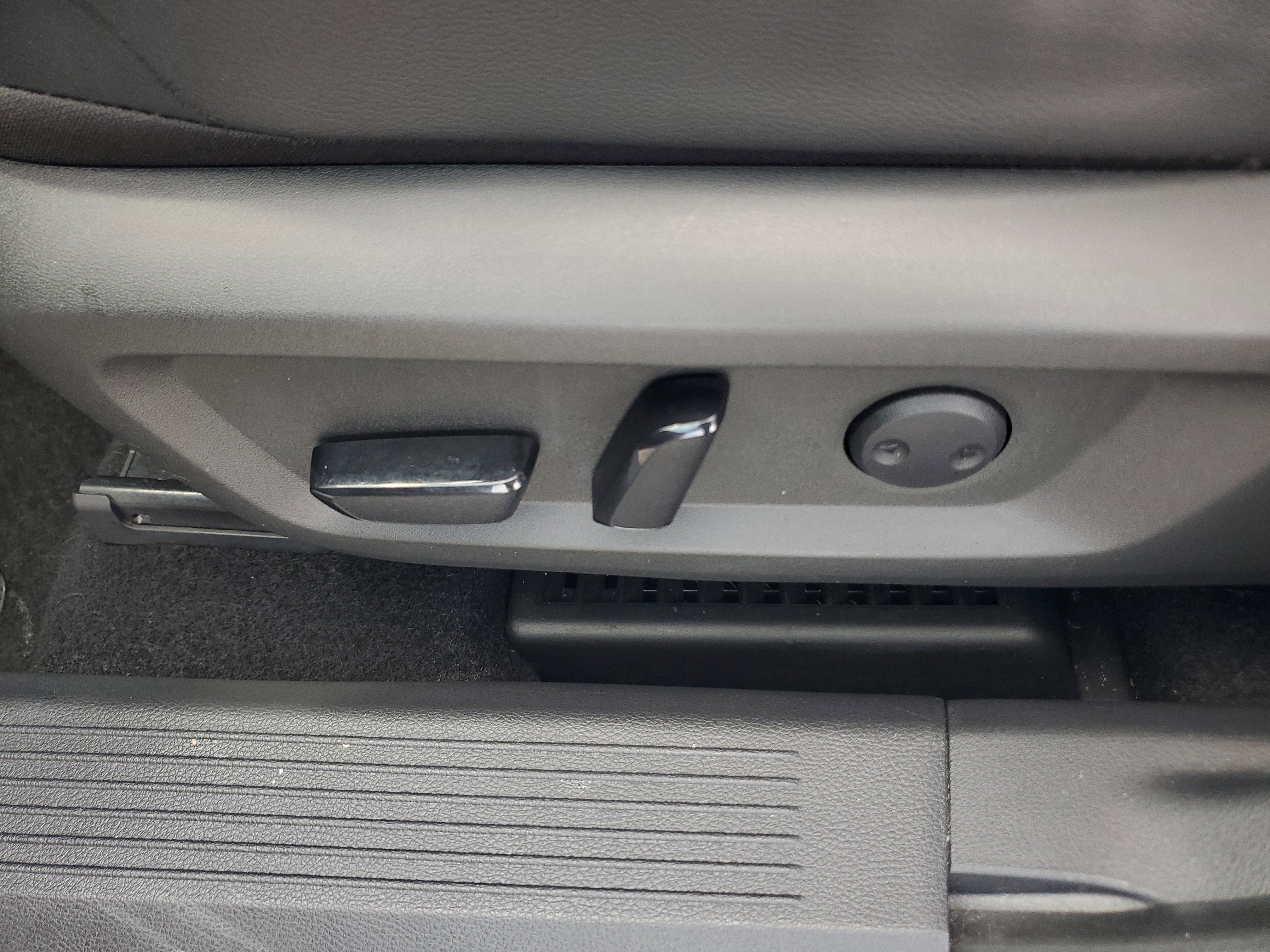 Used 2023 Nissan Rogue SL w/ SL Premium Package image 12