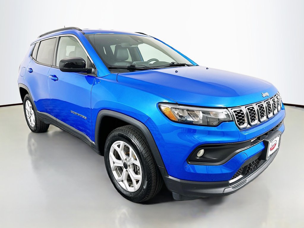 Used 2025 Jeep Compass Latitude AWD/4WD image 3