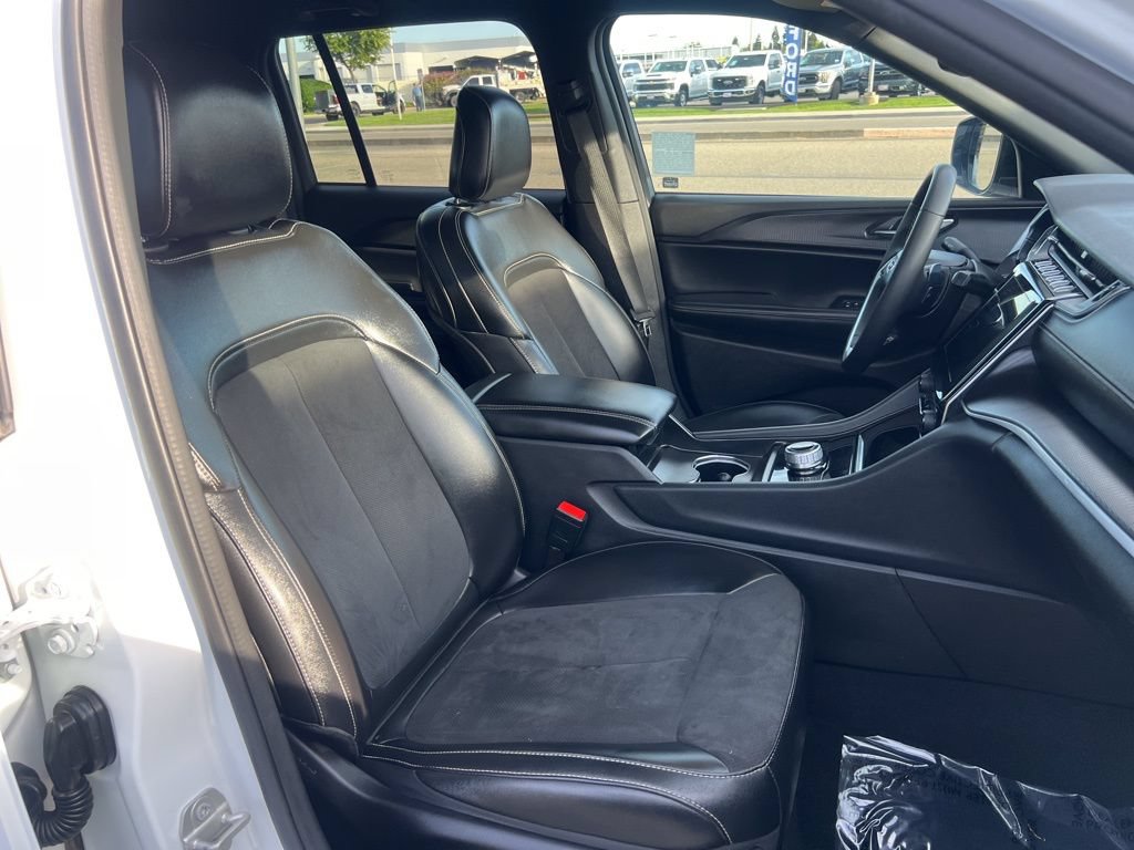 Used 2024 Jeep Grand Cherokee Altitude RWD image 34