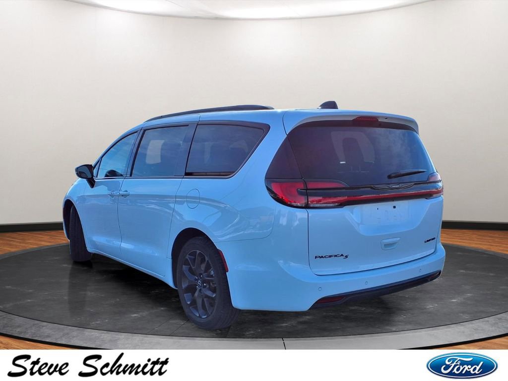 Used 2025 Chrysler Pacifica Limited FWD image 3