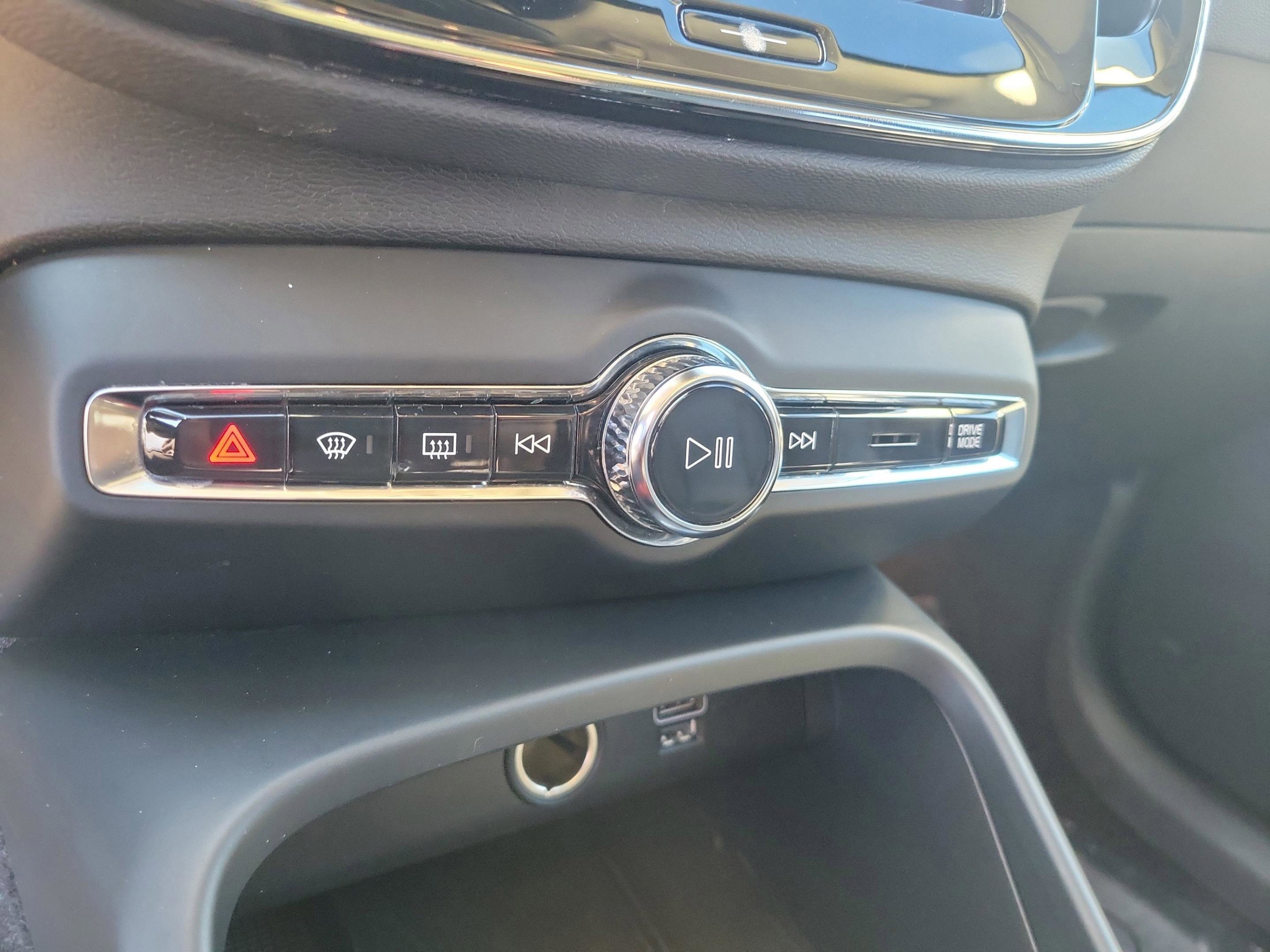 Used 2020 Volvo XC40 T5 Momentum w/ Protection Package Premier image 15