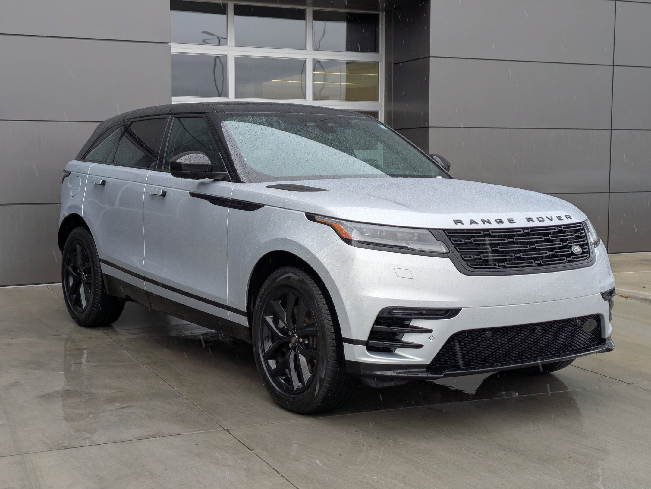 Certified 2025 Land Rover Range Rover Velar Dynamic SE image 3