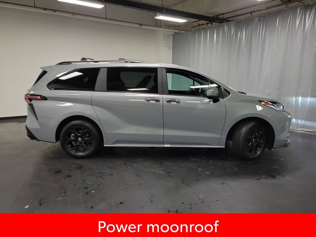 Used 2025 Toyota Sienna XLE Woodland Edition image 9