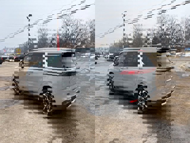 Used 2023 Kia Carnival EX image 6