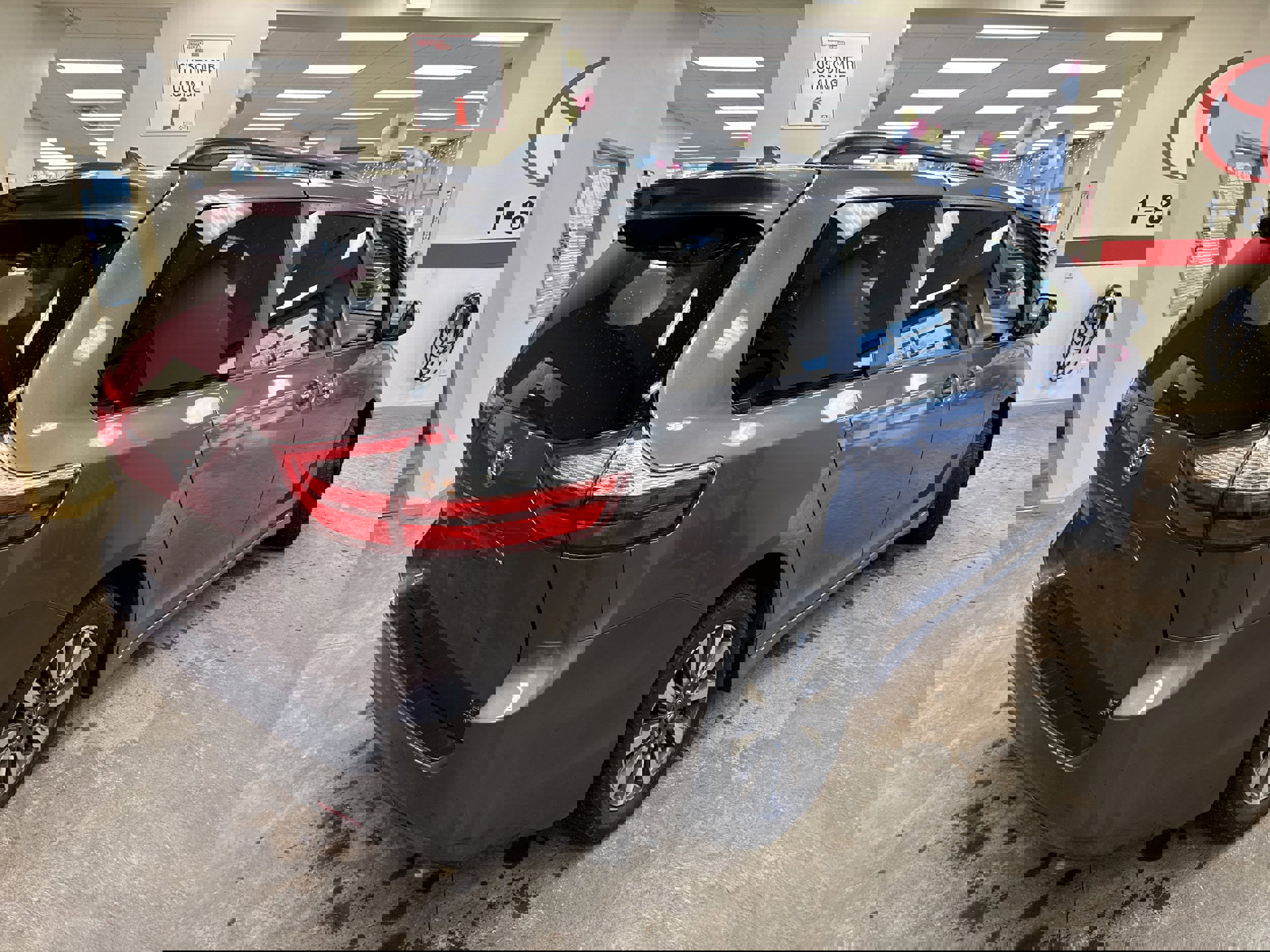 Used 2018 Toyota Sienna LE image 4