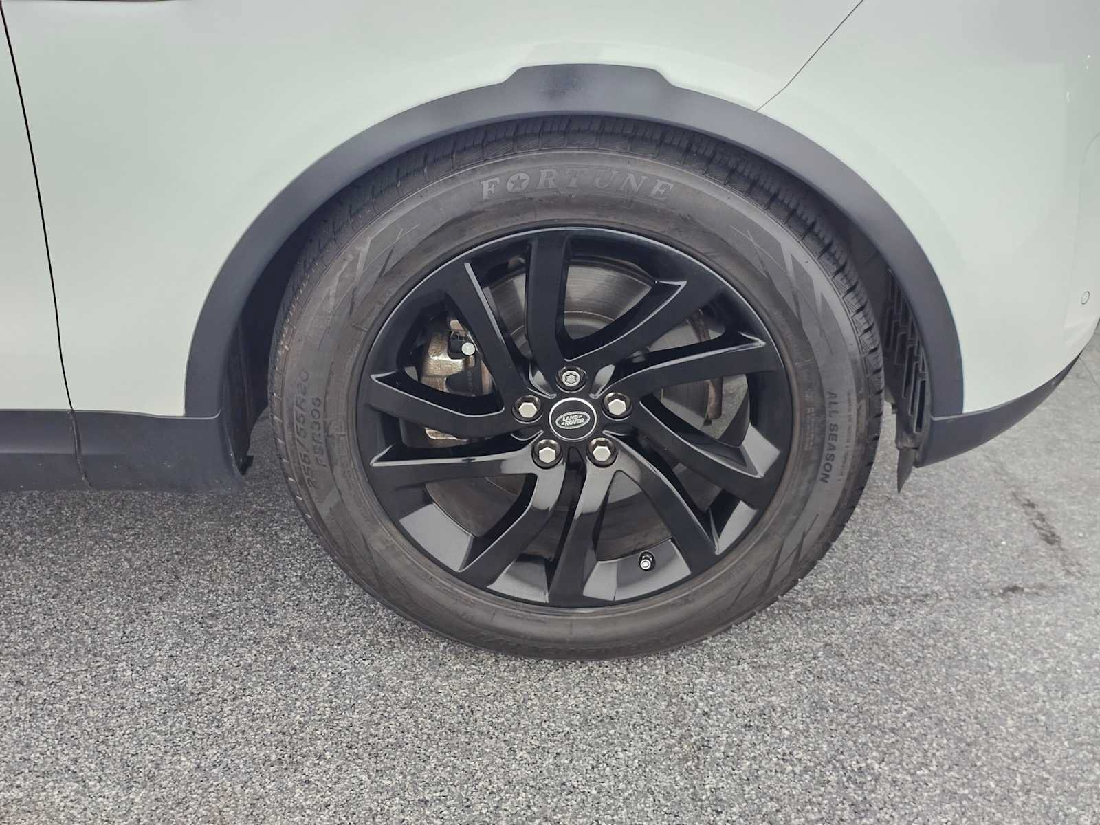 Used 2017 Land Rover Discovery HSE AWD/4WD image 9