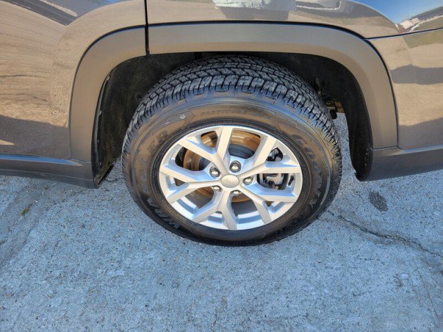 Used 2023 Jeep Grand Cherokee L Limited w/ Luxury Tech Group II image 9