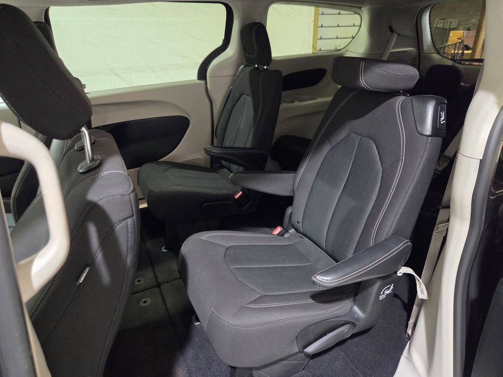 Used 2023 Chrysler Voyager LX FWD image 14