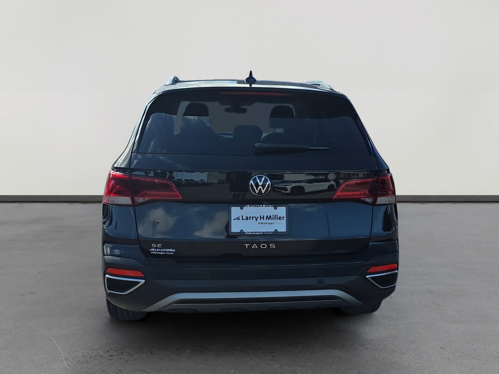 Certified 2023 Volkswagen Taos SE w/ Black Wheel Package image 4