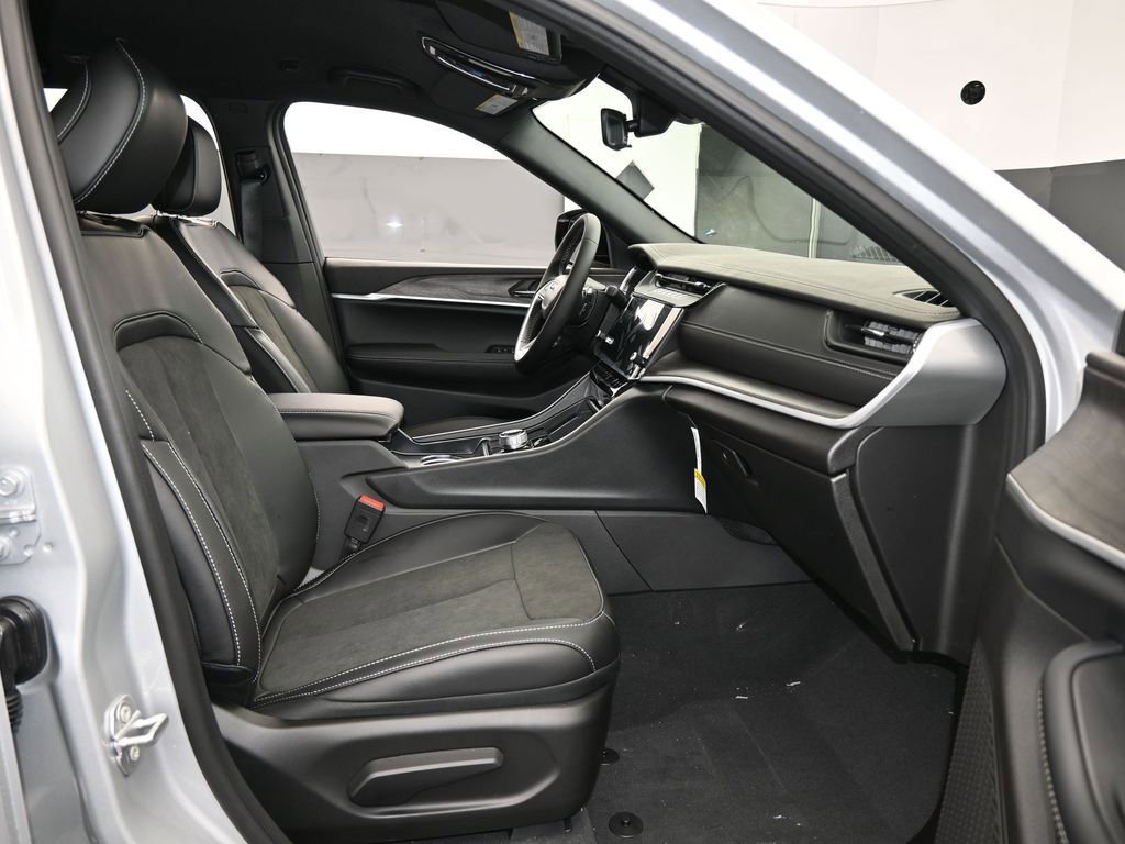New 2026 Jeep Grand Cherokee Altitude RWD image 37