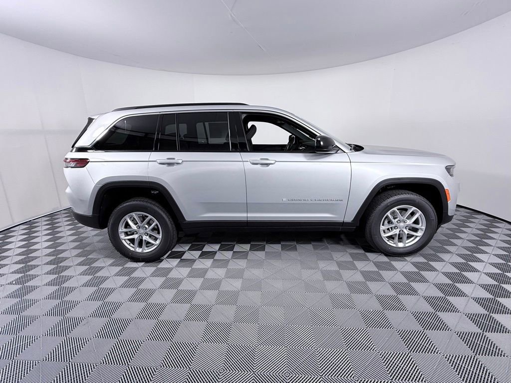 New 2025 Jeep Grand Cherokee Laredo image 8