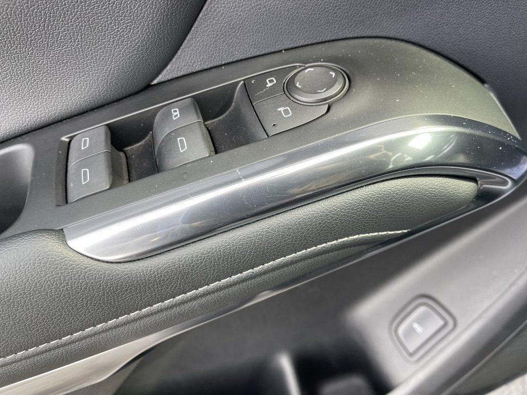 Used 2025 Chevrolet Traverse LT FWD image 13
