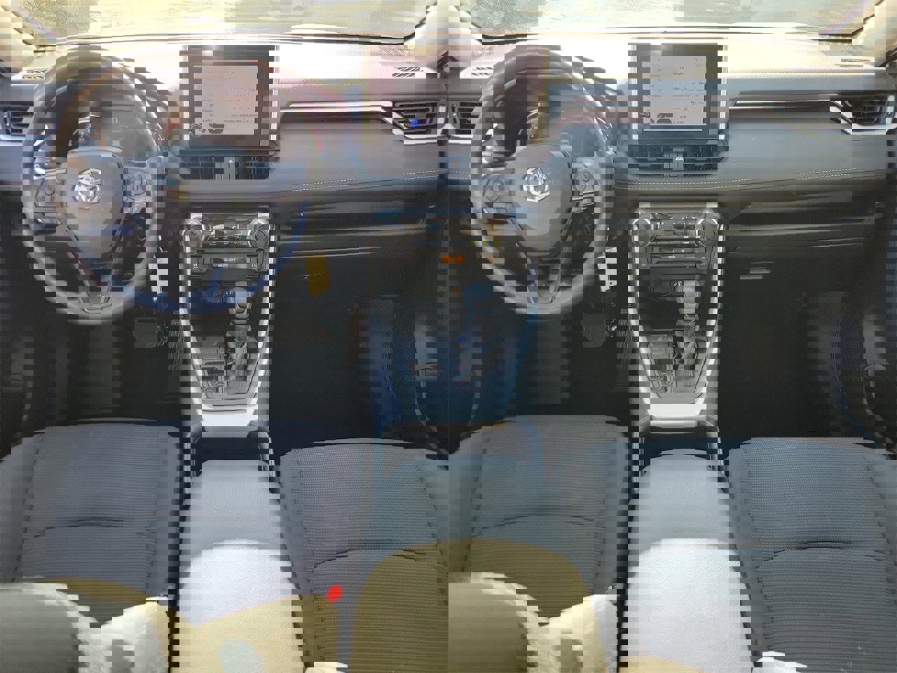 Used 2025 Toyota RAV4 LE image 12