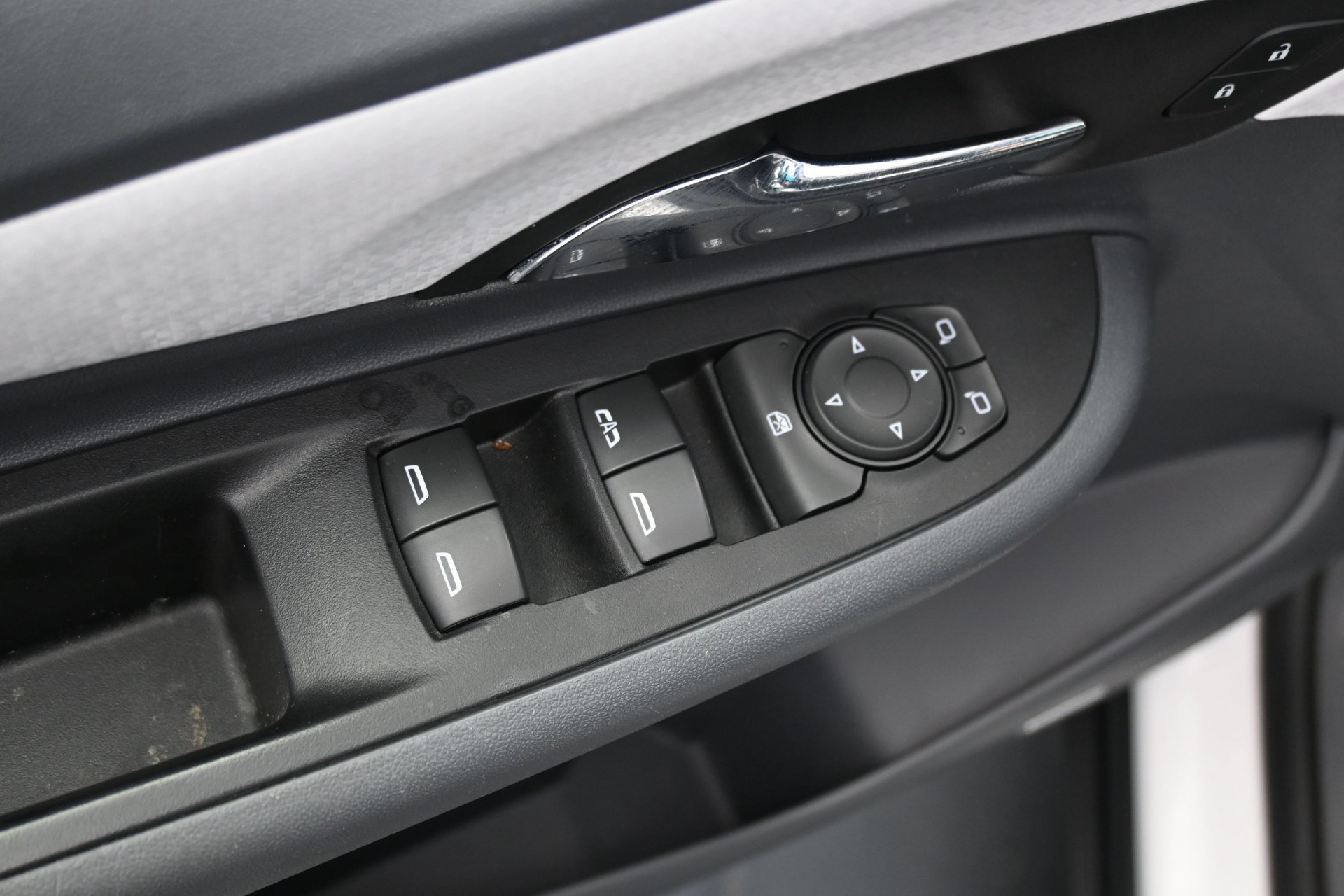 Used 2019 Chevrolet Bolt Premier w/ Infotainment Package FWD image 18