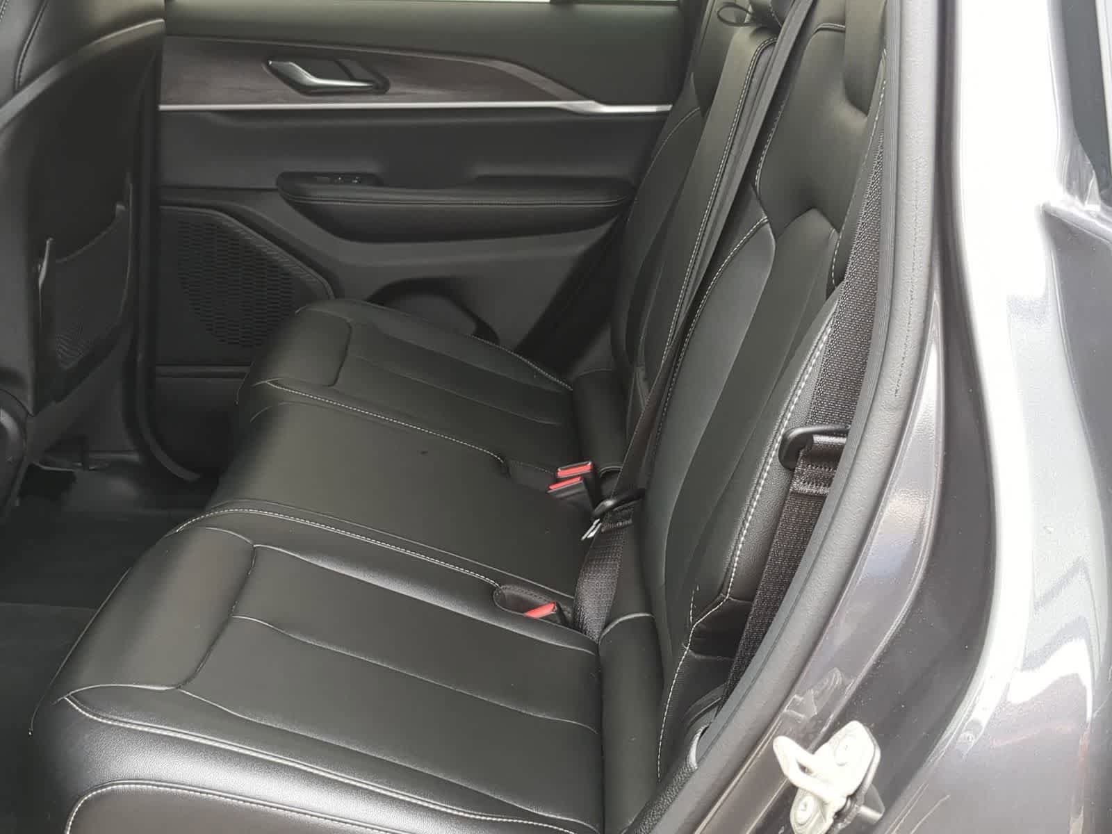 Used 2023 Jeep Grand Cherokee Limited image 19