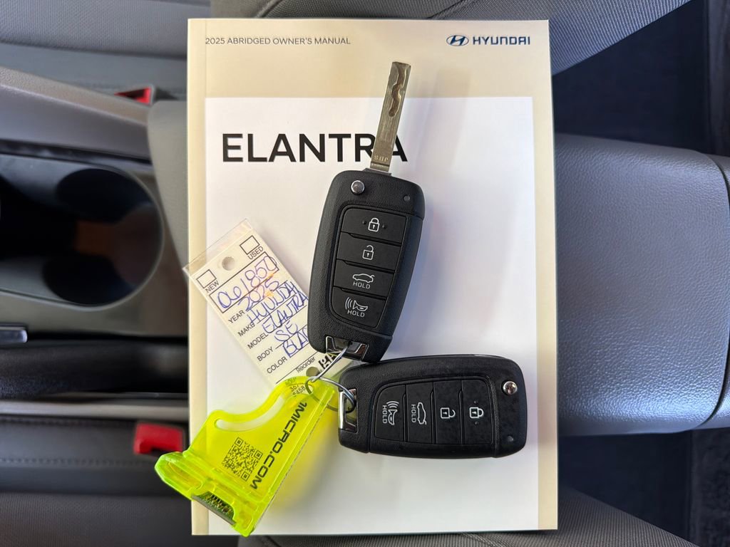Used 2025 Hyundai Elantra SE image 31