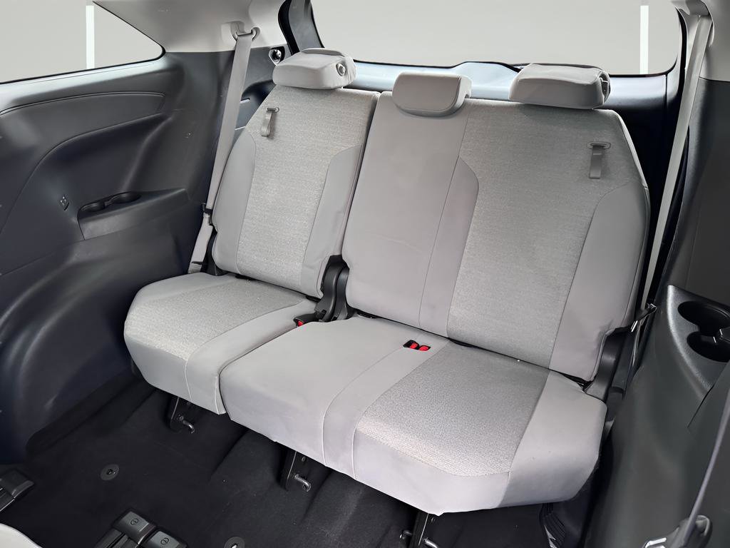 Used 2025 Toyota Sienna LE FWD image 20