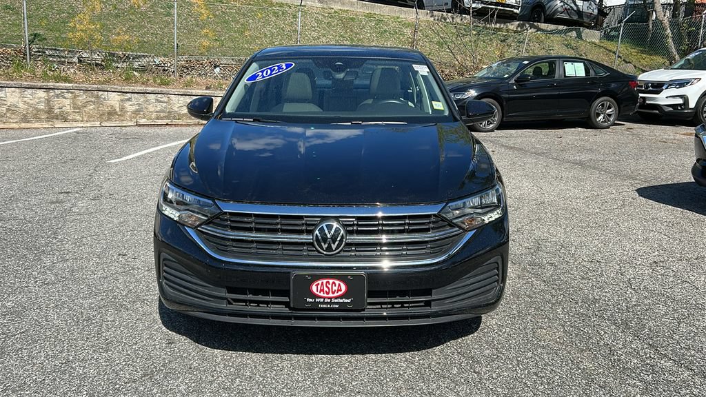 Used 2023 Volkswagen Jetta SE w/ Panoramic Sunroof Package FWD image 3