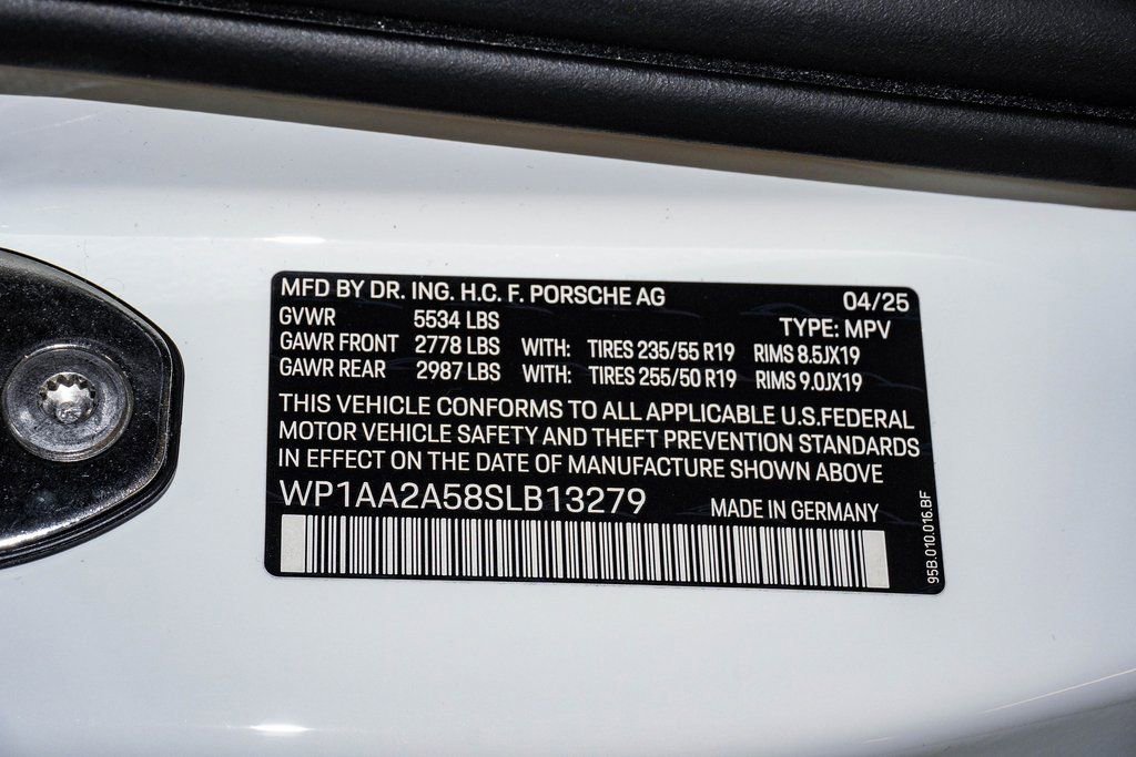 Certified 2025 Porsche Macan AWD/4WD image 29