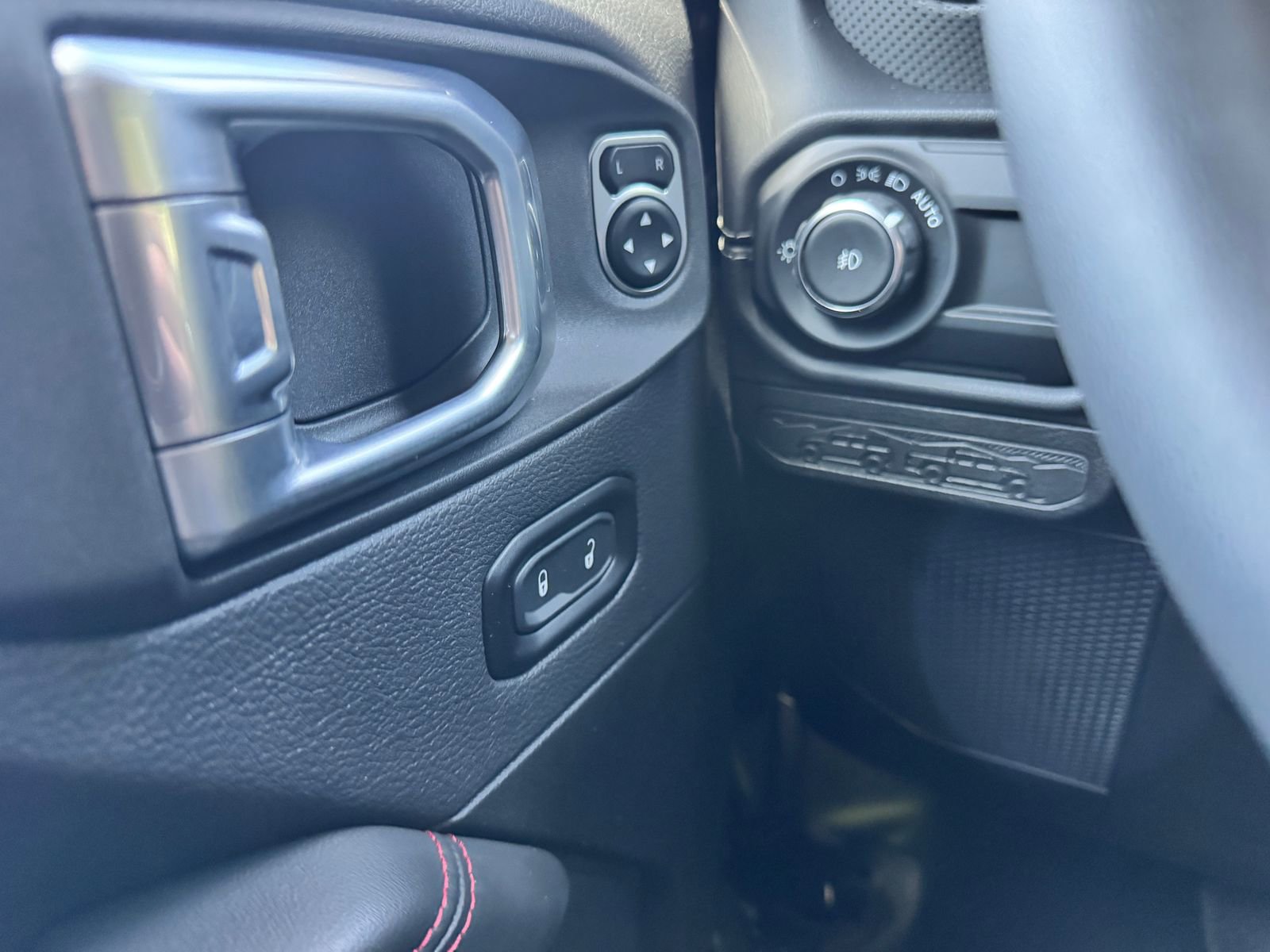 Used 2025 Jeep Wrangler Rubicon w/ Convenience Group AWD/4WD image 13