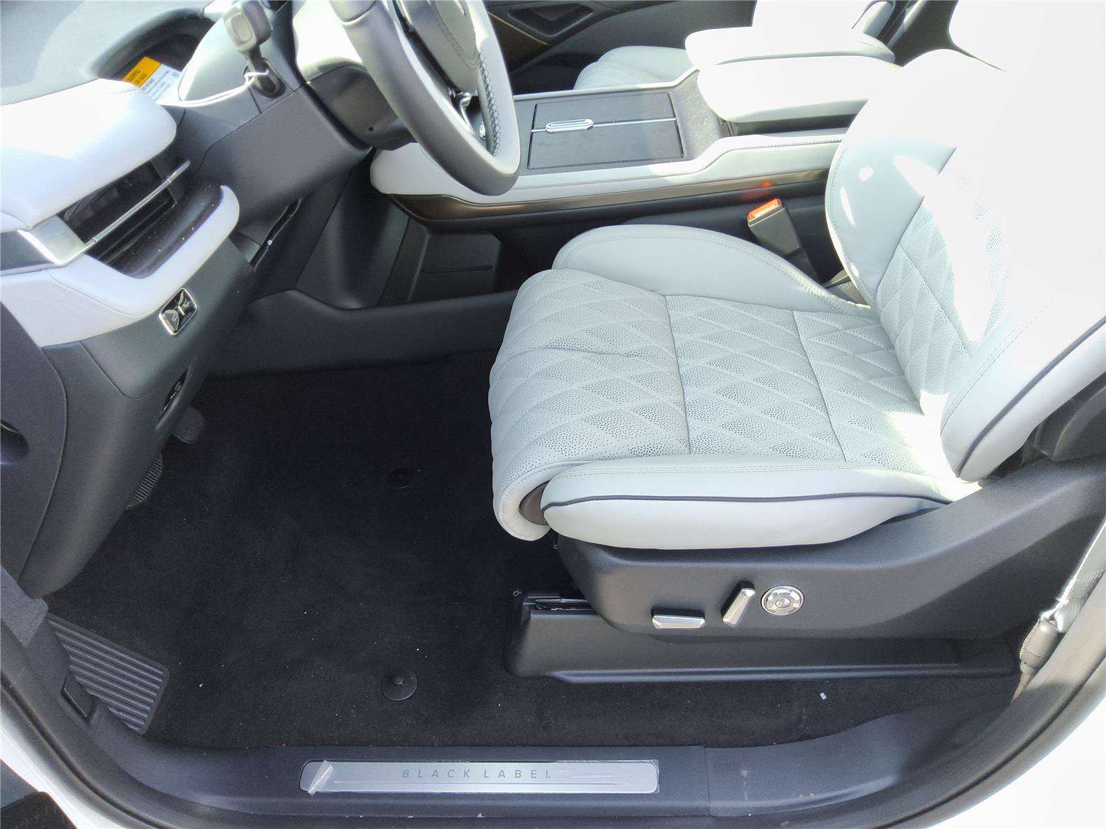New 2027 Lincoln Navigator Black Label AWD/4WD image 13