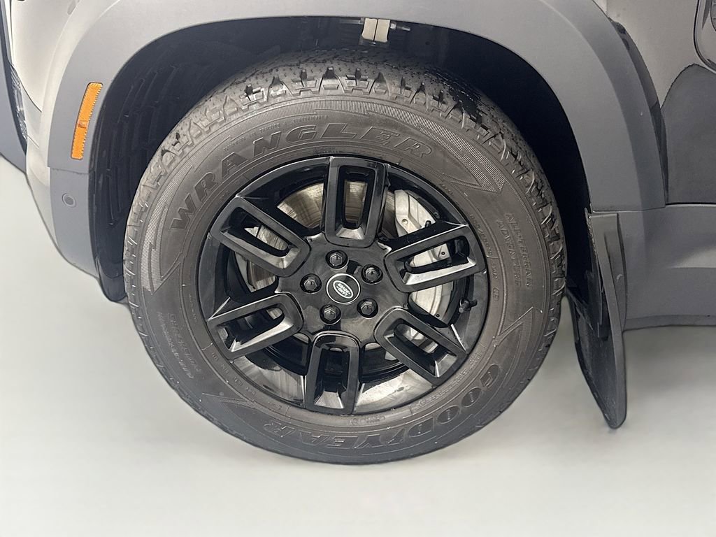 Used 2023 Land Rover Defender 130 SE image 30