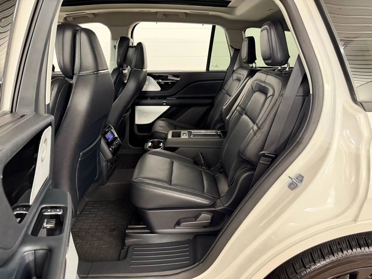 Used 2025 Lincoln Aviator Reserve w/ Equipment Group 201A AWD/4WD image 32