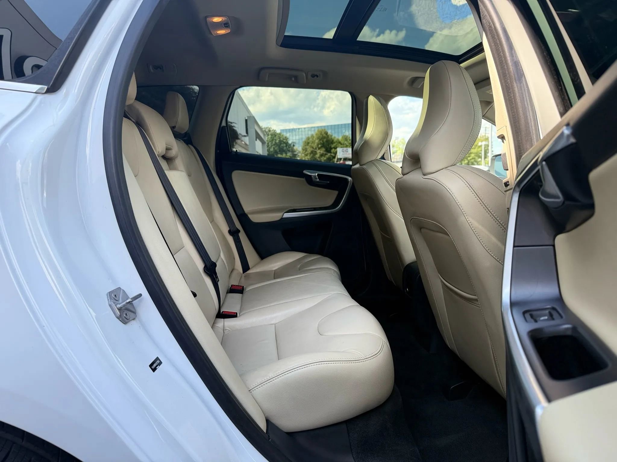 Used 2017 Volvo XC60 T6 Dynamic w/ Preferred Option Package image 33