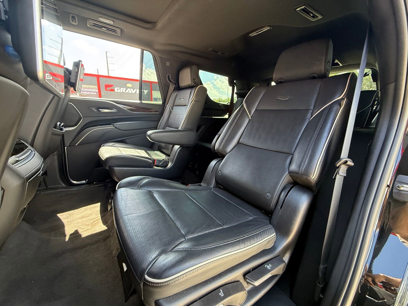 Used 2023 Cadillac Escalade Premium Luxury image 17