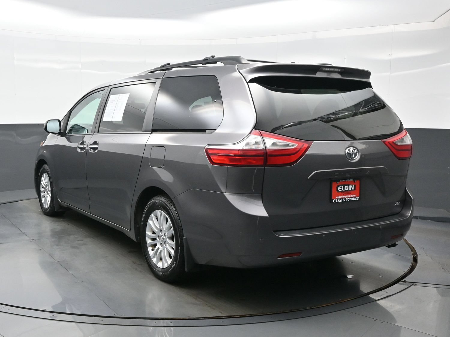 Used 2017 Toyota Sienna XLE w/ XLE Navigation Package FWD image 4