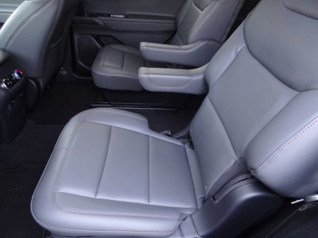 Used 2026 Ford Explorer Active w/ Active Comfort Package AWD/4WD image 8