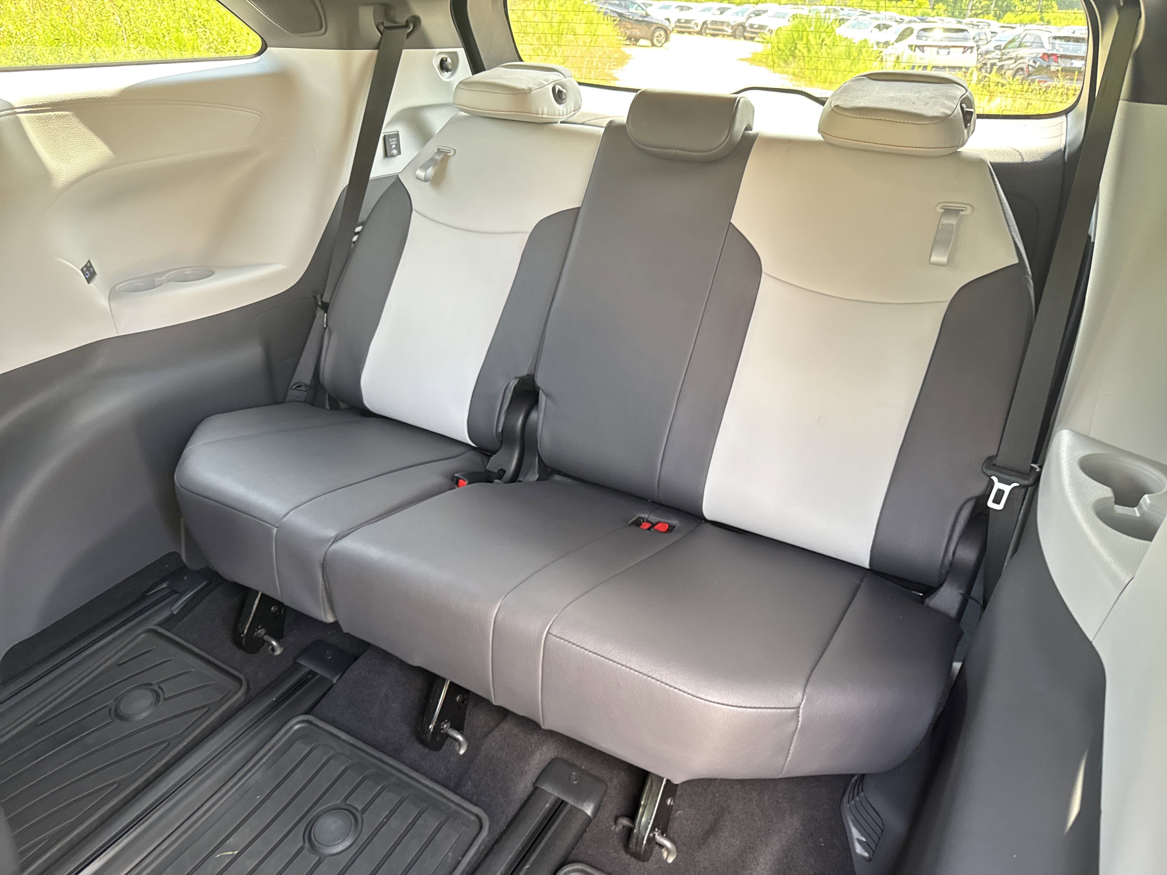 Used 2024 Toyota Sienna XSE w/ XSE Plus Package image 23