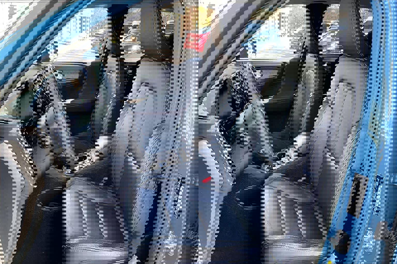 Used 2023 Volvo XC40 B5 Core w/ Convenience Package image 7