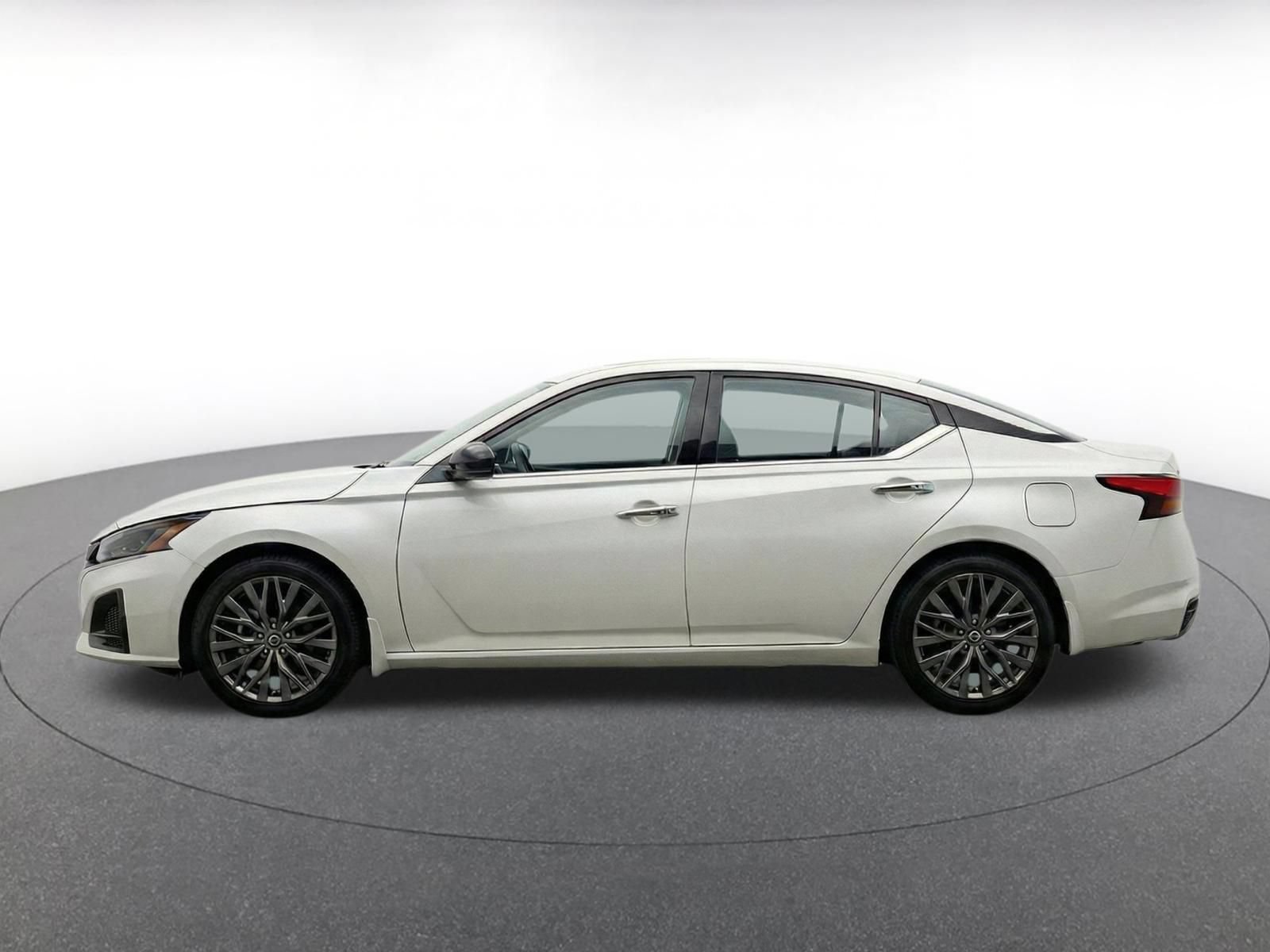 Used 2025 Nissan Altima 2.5 SV FWD image 4
